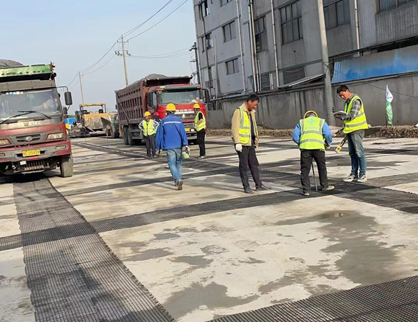 闵行老材料的新故事：玻璃纤维土工格栅如何在‘白改黑’浪潮中重获新生？
